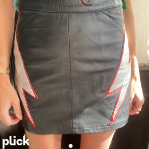 Cool läder kjol - Säljer denna fina kjolen som är köpt i London🥰