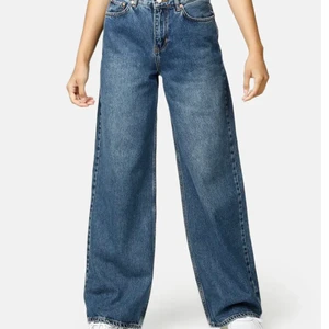 Mörkblå jeans från junkyard - Ett par jättefina mörkblå jeans från junkyard i storlek 27. Säljer dessa jeansen för jag inte får någon användning av de. Köpte de för 499kr och säljer de för 200kr exklusive frakt då de är i fint skick💗