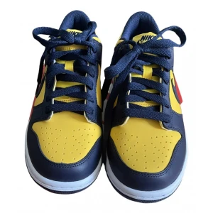 Nike sb dunk low - Ett par låga dunks som är helt oanvända inköpta på Vestiaire Collection med äkthetscertifikat. Storlek 37.5 färg varsity maize/midnight navy ✨ köparen står för frakten 📦