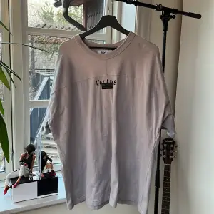 Adidas valide t-shirt grå, storlek xl, knappt använd (nyskick), köpt förra sommaren, säljer på grund av att den blivit för stor.
