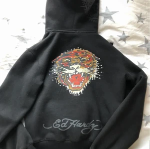 Ed hardy zip up⭐️ - skitsnygg ed hardy zip up som inte kommer till användning i mycket bra skick😻 BUDA! eller köp direkt för 600❣️ äkta!
