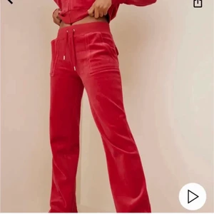 Juicy couture byxor - Jätte fina röda juicy couture byxor storlek s i bra skick💕. Är 176 cm och som man ser på sista bilden är dom lite åvanför foten. Ny pris 1000, börja buda från 700. Gratis frakt!!🚚📦 (första bilden är lånad)