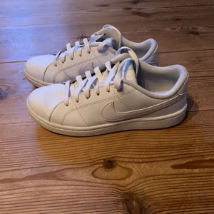Nike skor - Vita Nike skor, perfekta till sommaren. Nyskick i storlek 37,5 (små i storleken). Köpta för 700kr säljer för 400kr.