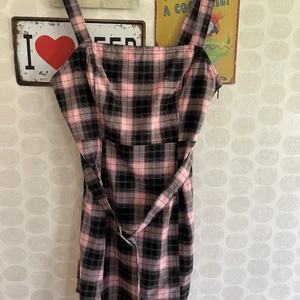 Rutig klänning storlek 44 - Helt ny klänning från H&M med lappen kvar. Dragkedja i sidan och tillhörande bälte. Storlek 44