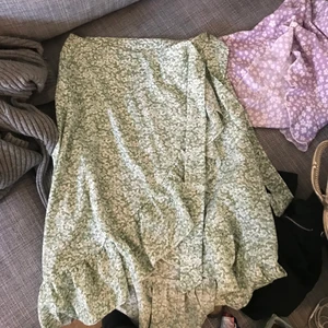 Kjol sommar kjol linne - Aldrig använt, en kjol ner till knäna med en knytning vid sidan av 