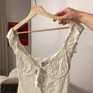 Sommarklänning från Princess Polly! - Vit-linnesklänning från Princess Polly i storlek 38, passar mig som har 36. Superfin, men har bara inte hittat ett tillfälle där den kommit till användning så nu säljer jag den istället :)