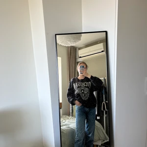 Tröja ifrån Ginatricot  - Jätte fin tröja ifrån Ginatricot, använd flitigt men i väldigt bra skick, storlek L men passar mig lite oversize som oftast  har S i tröjor så denna passar xs-l beroende hur man vill ha den    ❗️Leveranssettet nedan stämmer ej❗️ ❗️tryck inte på köp nu❗️