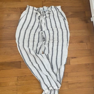 Randiga linnebyxor  - Säljer dessa randiga linnebyxor i storlek M, går att dra åt i midjan vilket gör att de passar mindre storlekar 