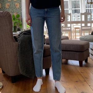 Jeans W31 L32 - Ett par mom jeans som endast är använda en gång och är som i nyskick. Märket är weekday och modellen heter lash. Strl W31 L32, passar för de som är M/L i midjan och är kring 180 cm. Jag är 186 cm och har S/M i midjan i vanliga falll så för mig är de lite för korta och lite stora i midjan.           Nypris: 500kr