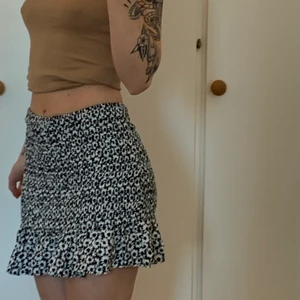 Skön sommar kjol 🌸 - Jätte härlig kjol från Bershka! Knappt använd men är väldigt bekväm ✨🌼