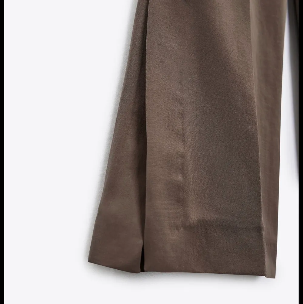 Bruna kostymbyxor från Zara i Strl L. Helt oanvända Med prislappen kvar. Frakt står köparen själv för. Kom gärna med bud, men med rätten att neka☺️. Jeans & Byxor.
