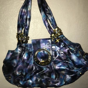 Versace Väska - Gratis frakt/ Free shipping  Versace bag  Säljer för att jag inte använder väskan/Selling it cause i dont use the bag.