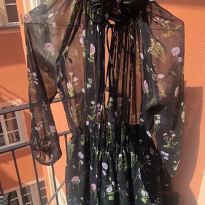 Meshklänning med hög krage, strl M - En otrolig festklänning där det är lika snyggt att knyta en high neck som att bära den uppknuten och lös i halsen. Snygg och bekväm längd på kjolen. Klänningen känns lyxig och elegant, och är i nyskick. 