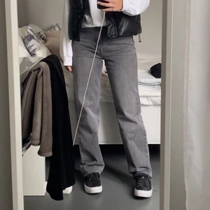 Gina jeans - Säljer nu mina favorit jeans då de tyvärr blivit försmå. Har klippt av de så nu är innerbenslängden ca 75 cm och är bra på mig som är ungefär 164/165 cm lång. Nypris 599kr, de är i jättefint skick! Pris kan diskuteras vid snabb affär!