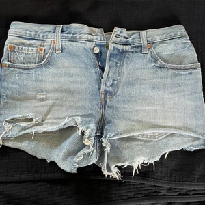 Levis shorts - Ett par Levis shorts i en ljus tvätt i W28. De är knappt använda så i jättebra skick! Midjemått: 83 cm