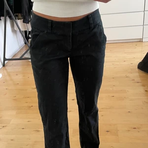 Låg midjade  kostymbyxor  - Jättefina lågmidjade kostymbyxor i storlek 34. 