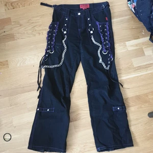 Tripp Nyc byxor - Ett par Tripp nyc byxor med lila detaljer och kedjor. Köpta för 1000. Har storlek XS i byxor men dessa är M-S men passar mig ifall jag har skärp!:) köpta i höstas. Säljer pågrund av att dem inte kommer till användning. Köparen står för frakten. Pris kan alltid diskuteras💕