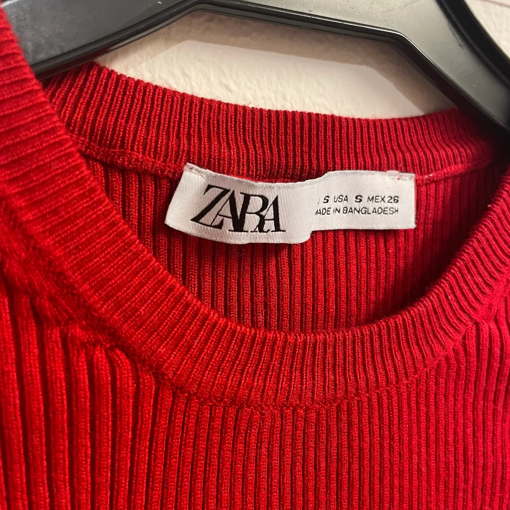 En super fin tröja från Zara! Tröjan sitter tight mot kroppen och ärmarna går upp till armbågarna,  resterande delen är normal. . Toppar.