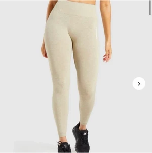 Gymshark träningstights - Säljer dessa extremt sköna träningstights från gymshark, använda ett par gånger men I bra skick, tyvärr blivit för små. Nypris 600kr, jag säljer för 200kr🥰💞 skriv till mig vid intresse💞💞