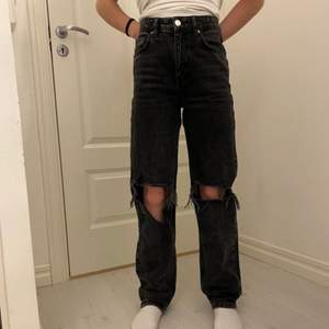 Fina jeans med hål i! Modellen är 1,52 cm lång. Det ena hålet har spruckit lite där nere. Annars så är jeansen i bra skick😊