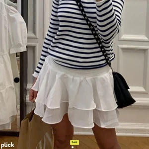 Vit volangkjol - Aldrig använd. Inga fläckar, eller något, jättefin till sommaren 