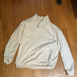 Beige half-zip - Beige half-zip med lite baggy passform. Skick 8/10 med en liten svart fläck på slutet av ärmen men det är inget man tänker på, overall väldigt fräsch!