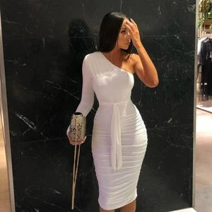 Vit klänning midi, studentklänning - Otroligt fin klänning som jag önskade passade mig. Det är storlek 34 men passar helt säkert en 36 då den är stretchig. Aldrig använd endast testad. Jättefin till studenten då jag tänkte själv använda den då. Prislappen och allt är på. Priset kan diskuteras.