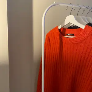 En supermysig stickad tröja ifrån ginatricot i en härlig orange färg! Köpare står för frakten🧡⭐️🍁