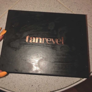 🤎Tanrevel kit🤎 - Fick i present, men inget behov utan den alls, men däremot använd av en vän, men tror man kan köpa som påfyllning åt själva apparaten, flaskan är ungefär 70% använd.