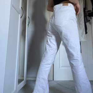 Ett par fina vita jeans som det inte är något fel på🤍 dom är lite för stora så det är därför dom får gå vidare. Skriv vid intresse eller vid fler frågor☺️🤍🤍