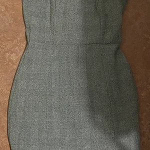 Klännning - En fin klänning liknar företag klänning till ovanför knän väldigt fint med ett par boots ser ny ut! Pris kan diskuteras s