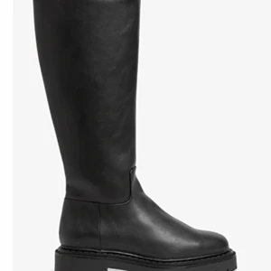 Monki Kneehigh Boots - Säljer mina stölvar ifrån monki! Helt oanvänd och superfina, storlek 39! Säljer endast för att dom inte passar och jag inte hann skicka tillbaka 🥰 Fraktar endast! 