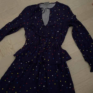 Klänning sommar - Klänning från reclaimed vintage! Väldigt najs passform då man kan anpassa längd pga resor i midjan. Passar till vardags med sneakers o en tröja till men också med klackar till fest nu på sommaren!