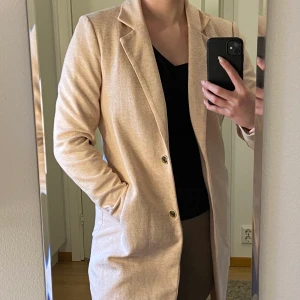 VILA kappa  - Figurnära, ljusrosa kappa från vero moda.