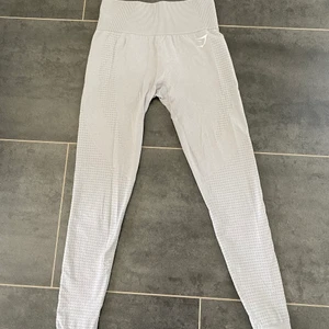 gymshark seamless thights  - ljusgråa vital seamless 2.0 thights, väldigt bra skick och inga fläckar, pris+ frakt, strl xs❤️