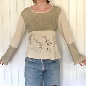  Tvåfärgade långärmad  tröja  - Bekväm mönstrad beige/brun långärmad tröja. Någorlunda utsvängda ärmar. 