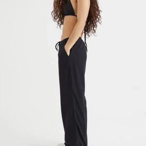 Svarta vida byxor HM - Ett par helt nya linnebyxor från HM, som är slutsålda, prislapp finns kvar. Köpare står för frakt🌸🌸 köp direkt för 220❤️