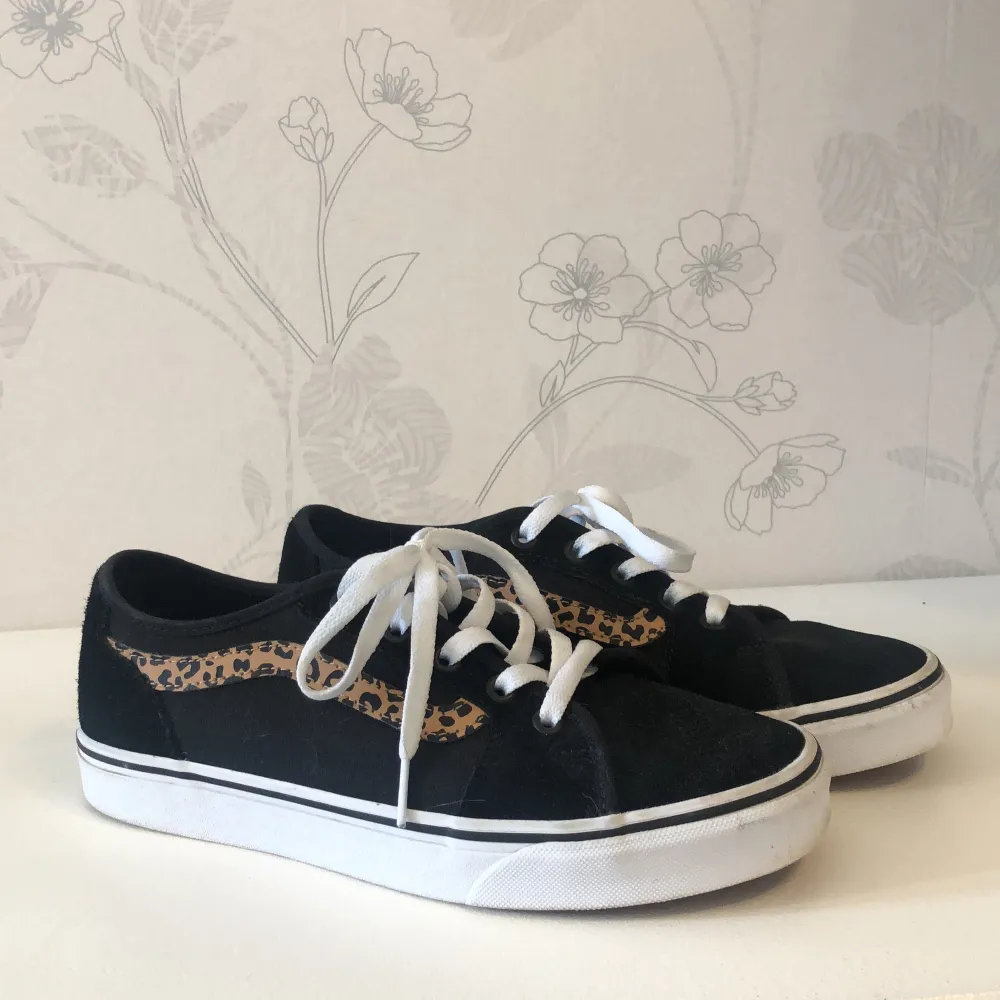 Säljer mina leopard Vans då jag inte använder dom. Vanliga Vans med ett leopard streck. Använd ett fåtal gången så som där i väldigt bra skick. Storlek 38.5. Skicka gärna ett meddelande vid intresse eller frågor☺️. Skor.