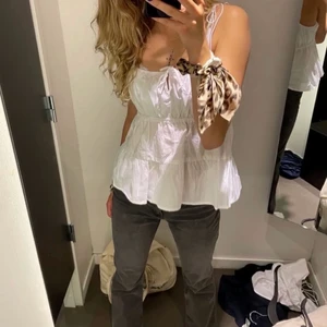 Vit topp - Säljer denna vita toppen från hm jag köpte förra sommaren❤️