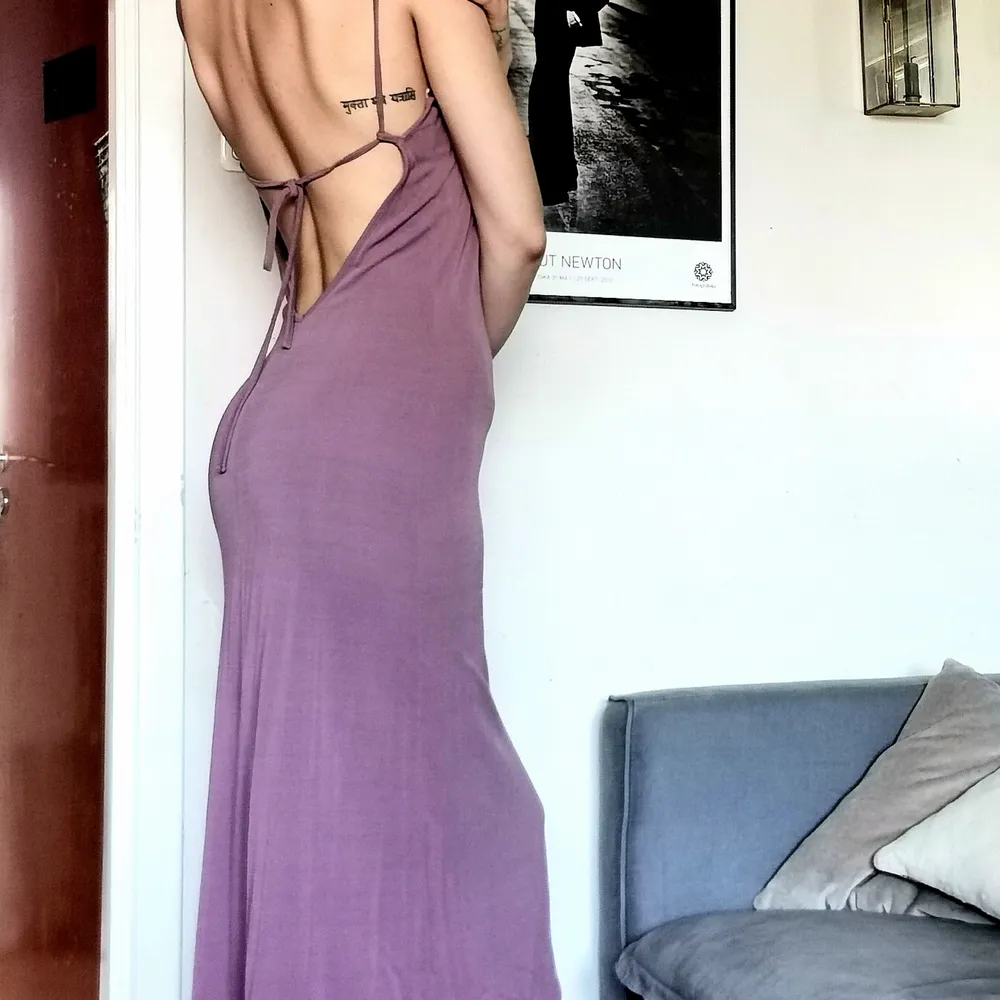 Otroligt vacker långklänning med öppen rygg från Filippa K. Endast använd till fotografering en gång. Går att klä upp för fina event men även en perfekt fin klänning till sommaren. . Mekot.