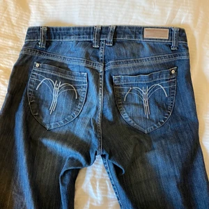 Low waist blåa jeans! - Super snygga low waist utsvängda jeans! Köpta på second hand och säljer nu pga pengabrist :) jättebra skick och sällan använda! Kontakta för ytterliga bilder🦋