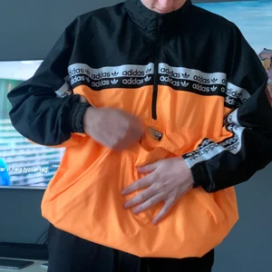 Adidas jacka  - Riktigt snygg jacka från Adidas. Köparen står för frakt