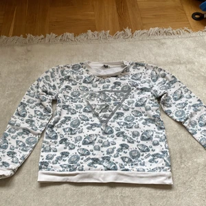 Guess hoodie  - Guess Hoodie märket har försvunnit men har diamanter över alt på tröja 