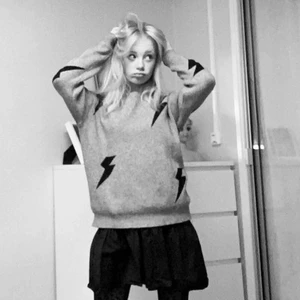 Fin tröja med blixtar - Bra skick! Svar inom kort!