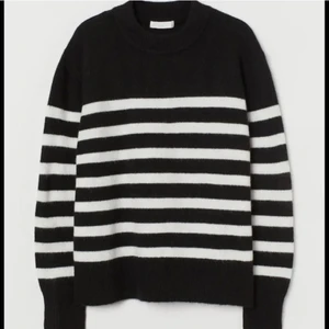 Randig stickad tröja  - Väldigt trendig randig stickad tröja från hm. Den är inte stickig utan väldigt skön. Använd några gånger säljer då ja inte använder den längre. Köpare står för frakt 