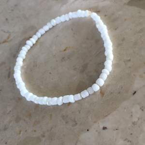 Ett vitt pärl armband. 