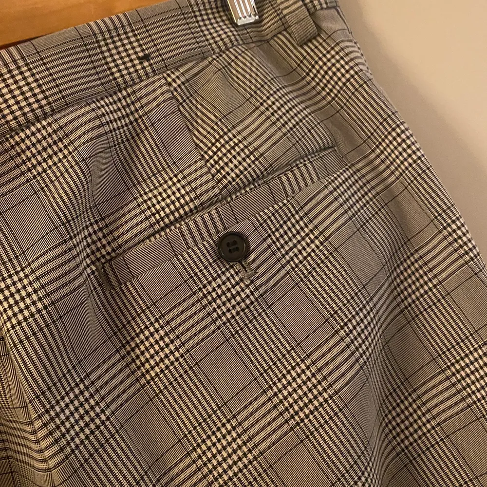 Snygga gråa rutiga kostymbyxor i storlek 32 från HM. Jeans & Byxor.