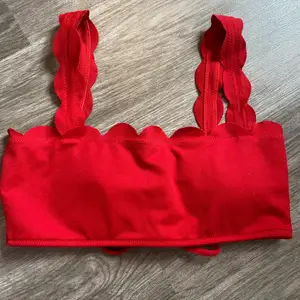 Röd Bikinitopp med snygg knytning från Zaful. Storlek 38. Nyskick. Frakt 26