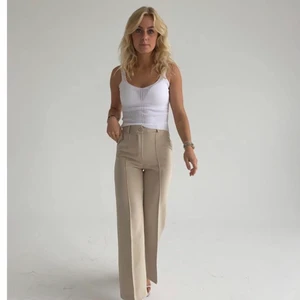 Kostymbyxor Design By Si - Säljer dessa supersnygga kostymbyxor från design by si då dem inte passar, aldrig använda utan endast testade. Det är storlek XXS och short length, kan skicka mått om så önskas. Jättefin beige färg, kan skicka egna bilder om någon skulle vara intresserad!💓 Ny pris: 479 NOK = ca. 505 svenska kronor