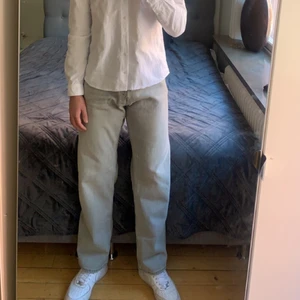 Weekday Space Jeans  Summer Grey - 30/32 - Ett par väldigt fina relaxed straight fit jeans i väldigt fin somrig färg. Slutsålda sedan länge på Weekday och säljer pga att dom är för stora vid midjan för mig.  Skriv så diskuterar vi pris.